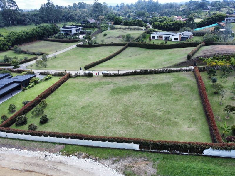 Lote en parcelación cerca al club llanogrande con topografía plana