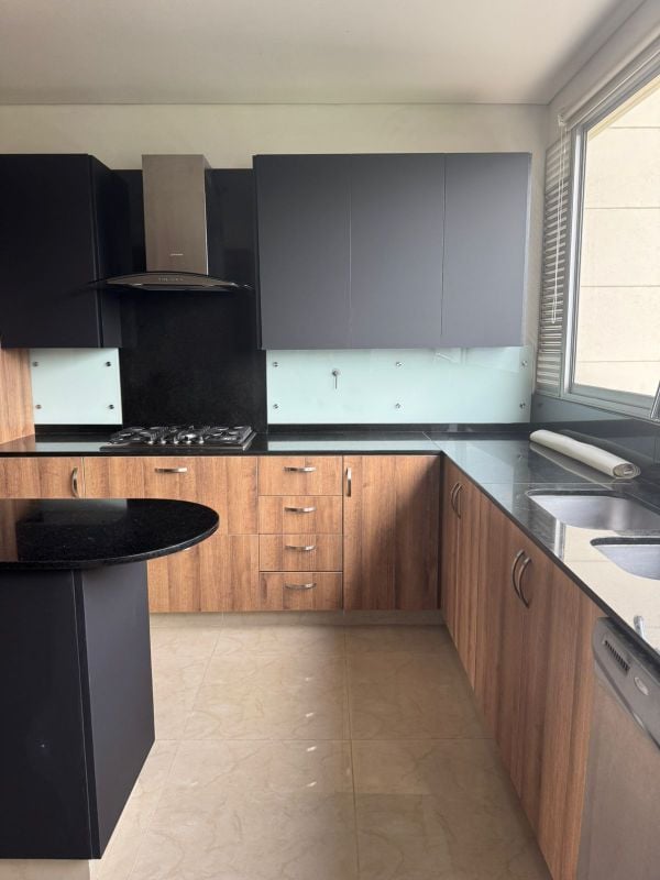 Exclusivo y amplio apartmaento en arriendo cerca al CC El Tesoro - 272 m²