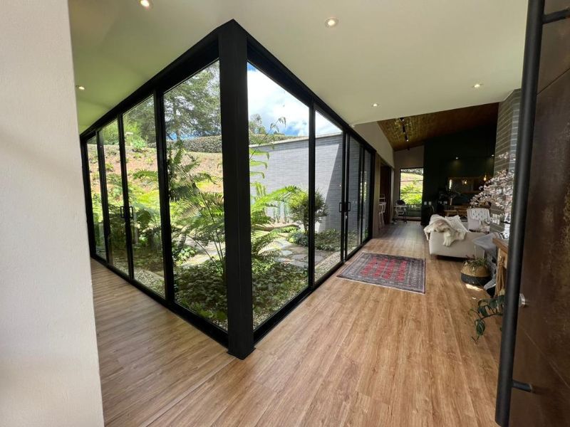 Venta de casa de un sólo nivel en Llanogrande sector de Pontezuela en parcelación cerrada con hermoso paisajismo.