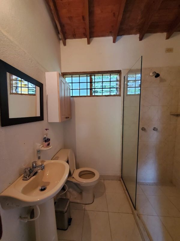 Finca independiente tradiconal con lote espectacular, plano el Pontezuela