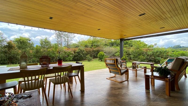 Casa campestre en parcelación cerca al club llanogrande de un sólo nivel