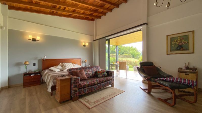 Casa campestre en parcelación cerca al club llanogrande de un sólo nivel