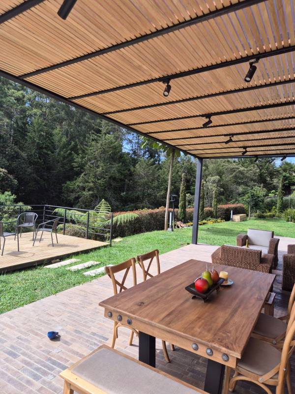 Elegante y cómoda casa ubicada en exclusiva parcelación con reserva natural propia - LLanogrande Hills disponible para la venta