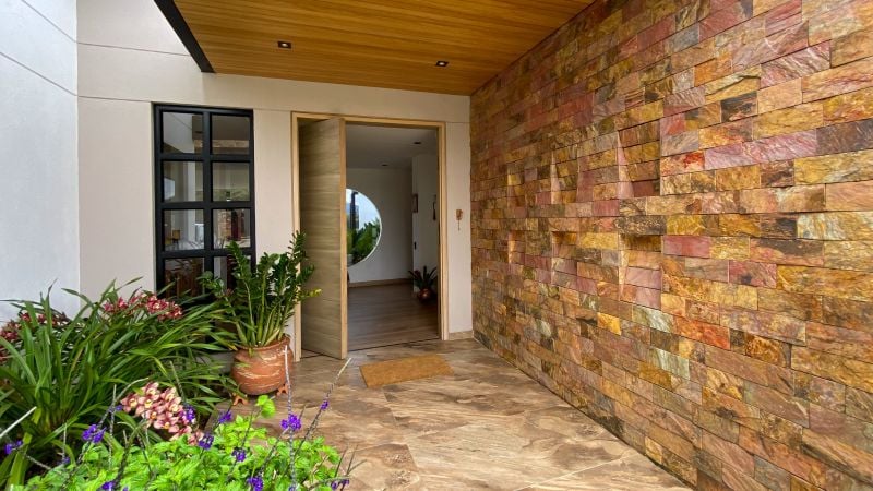 Casa campestre en parcelación cerca al club llanogrande de un sólo nivel