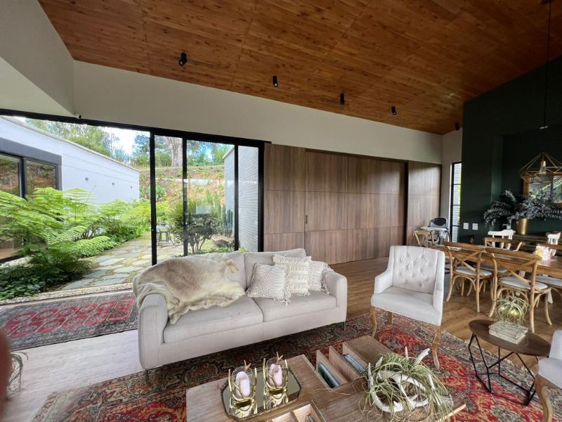 Venta de casa de un sólo nivel en Llanogrande sector de Pontezuela en parcelación cerrada con hermoso paisajismo.