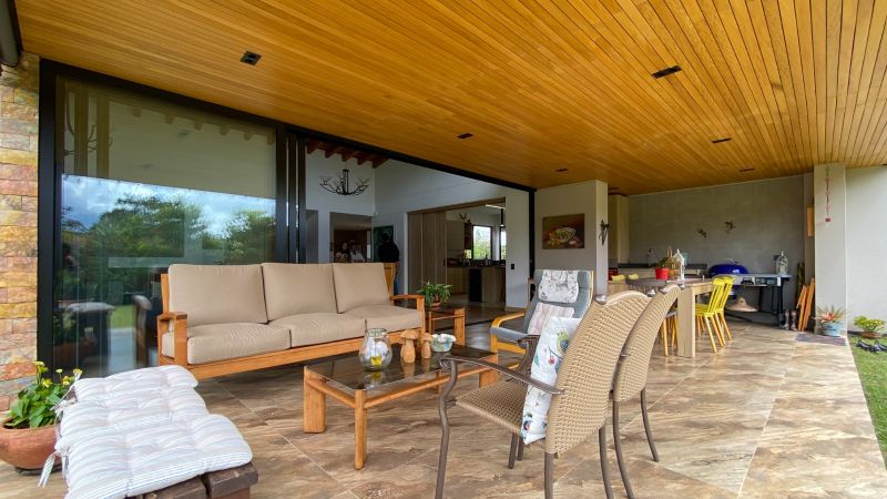 Casa campestre en parcelación cerca al club llanogrande de un sólo nivel