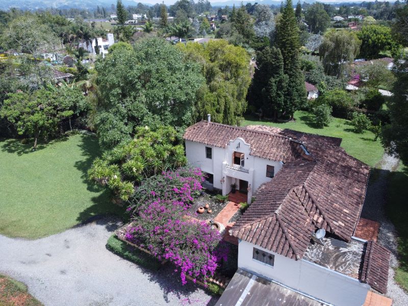 Casa independiente tipo española cerca de Jardines de LLanogrande