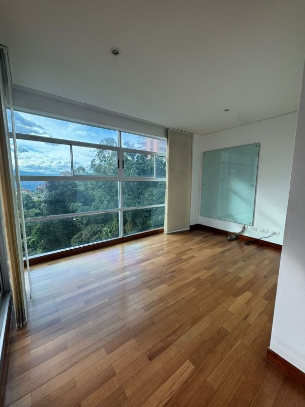 Exclusivo y amplio apartmaento en arriendo cerca al CC El Tesoro - 272 m²