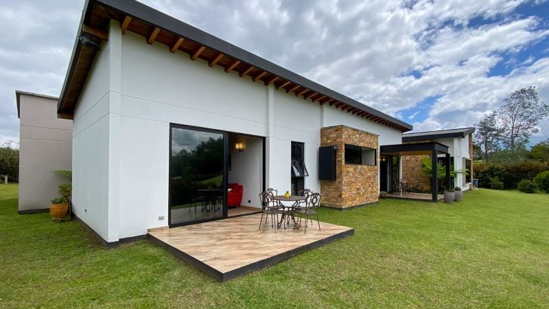 Casa campestre en parcelación cerca al club llanogrande de un sólo nivel