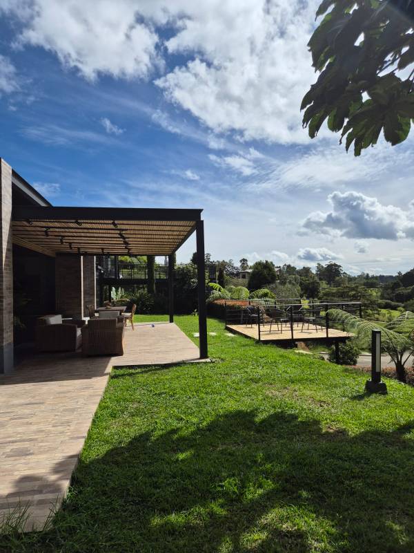 Elegante y cómoda casa ubicada en exclusiva parcelación con reserva natural propia - LLanogrande Hills disponible para la venta