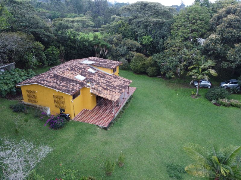 Finca independiente tradiconal con lote espectacular, plano el Pontezuela