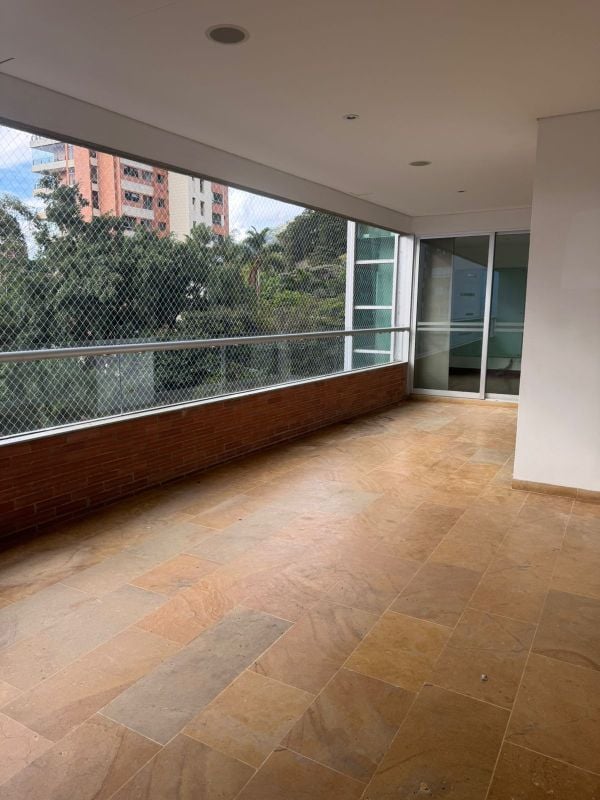 Exclusivo y amplio apartmaento en arriendo cerca al CC El Tesoro - 272 m²