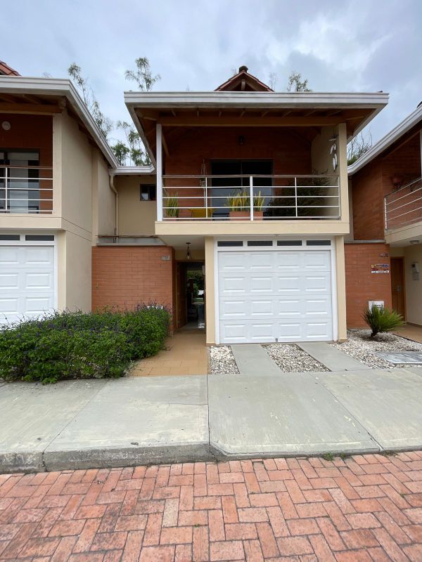 Casa muy cerca a Viva La Ceja parcialmente remodelada en venta