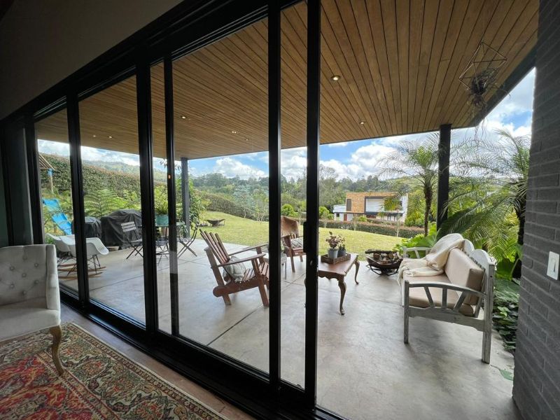 Venta de casa de un sólo nivel en Llanogrande sector de Pontezuela en parcelación cerrada con hermoso paisajismo.