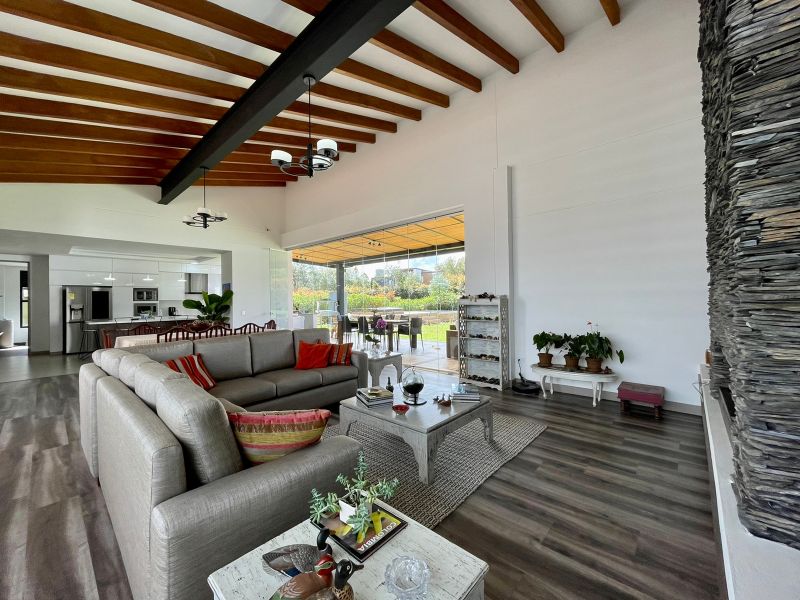 Casa en unidad cerrada de 438 m2 cerca al Tablazo