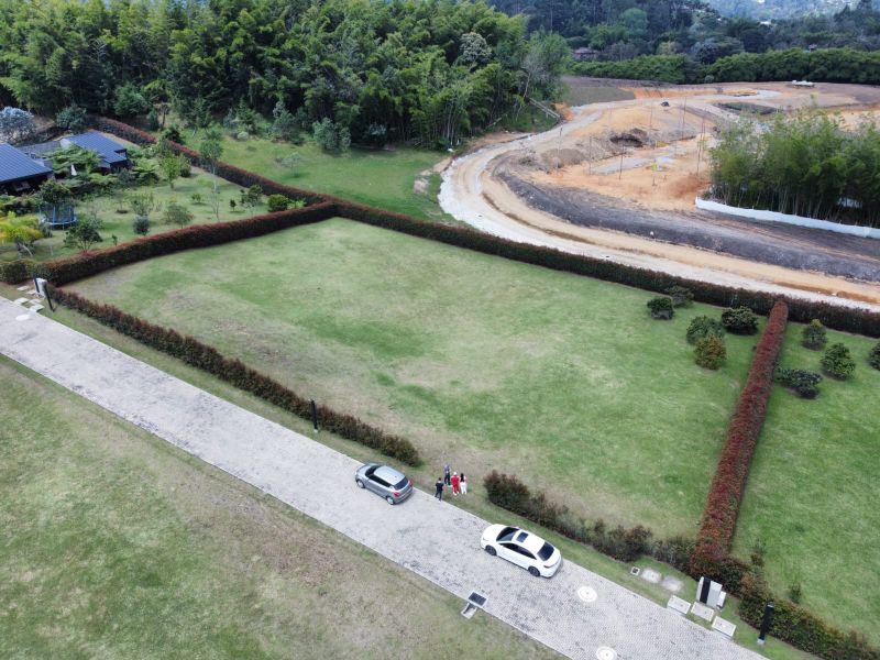 Lote en parcelación cerca al club llanogrande con topografía plana