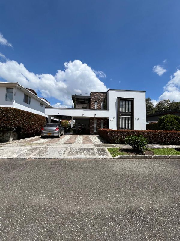 Casa campestre en la Ceja - Antioquia en unidad cerrada para venta o permuta por propiedad en parcelación de 1 sólo nivel.