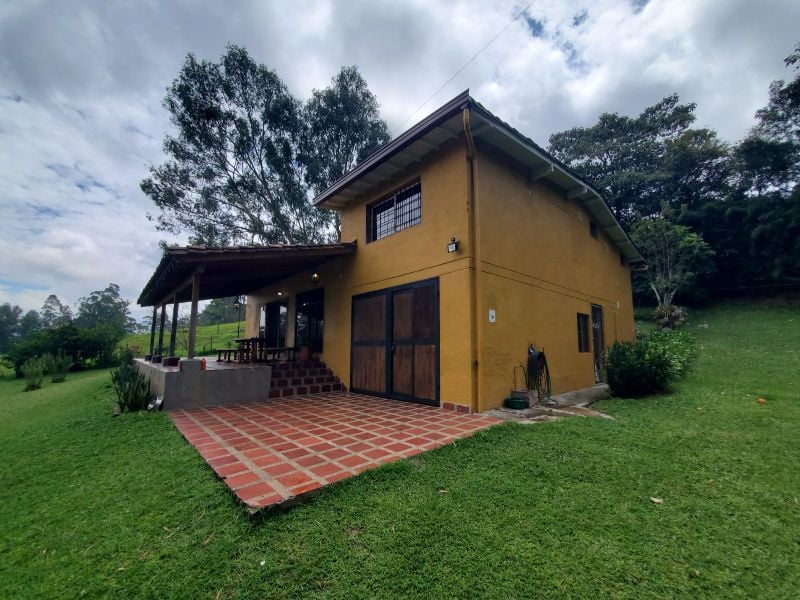 Finca independiente tradiconal con lote espectacular, plano el Pontezuela