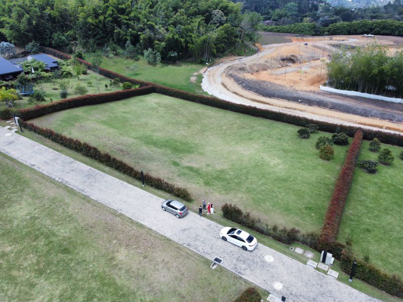 Lote en parcelación cerca al club llanogrande con topografía plana