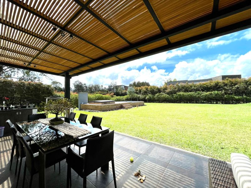 Casa en unidad cerrada de 438 m2 cerca al Tablazo