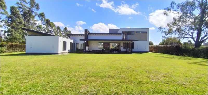 Casa en unidad cerrada de 438 m2 cerca al Tablazo