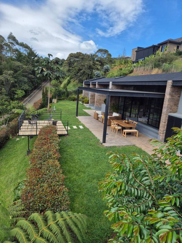 Elegante y cómoda casa ubicada en exclusiva parcelación con reserva natural propia - LLanogrande Hills disponible para la venta