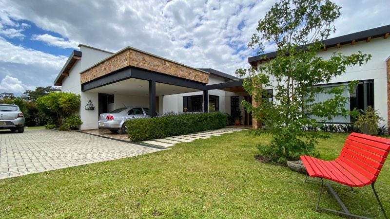 Casa campestre en parcelación cerca al club llanogrande de un sólo nivel