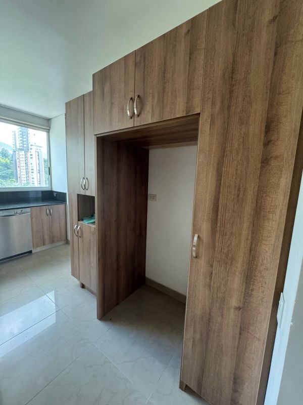 Exclusivo y amplio apartmaento en arriendo cerca al CC El Tesoro - 272 m²