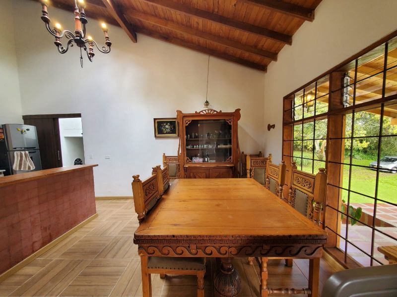Finca independiente tradiconal con lote espectacular, plano el Pontezuela