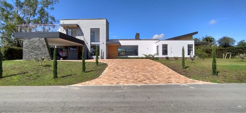 Casa en unidad cerrada de 438 m2 cerca al Tablazo