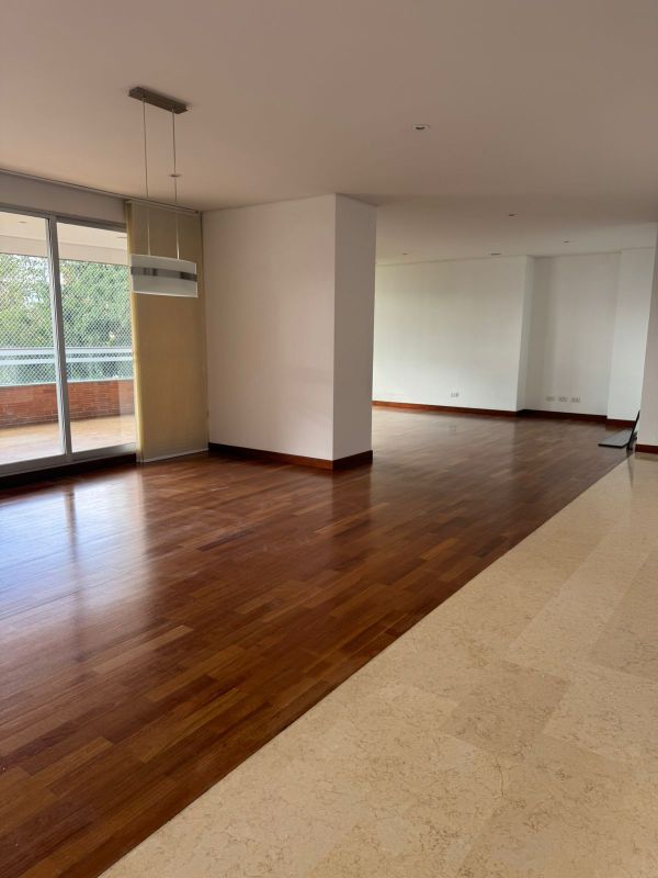 Exclusivo y amplio apartmaento en arriendo cerca al CC El Tesoro - 272 m²