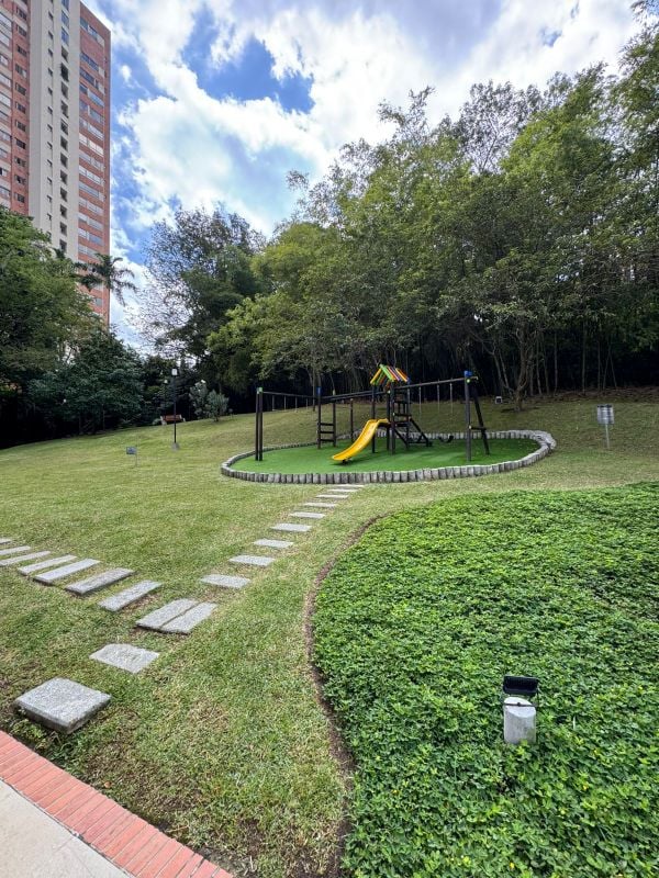 Exclusivo y amplio apartmaento en arriendo cerca al CC El Tesoro - 272 m²