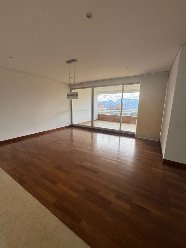 Exclusivo y amplio apartmaento en arriendo cerca al CC El Tesoro - 272 m²