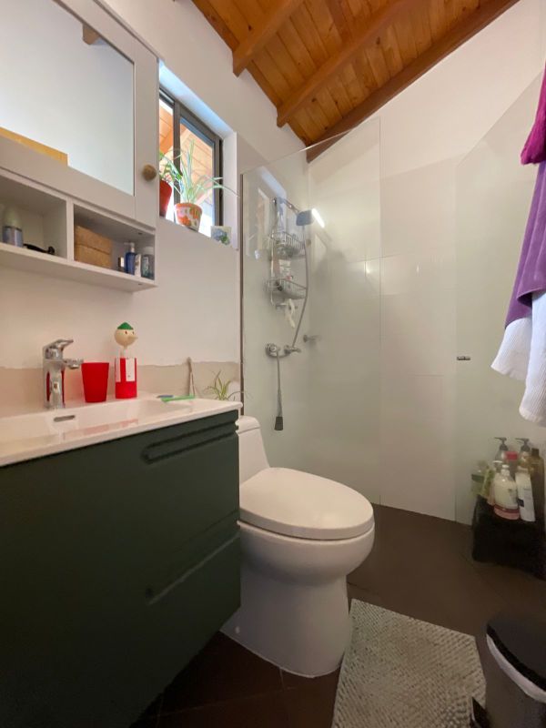 Casa muy cerca a Viva La Ceja parcialmente remodelada en venta