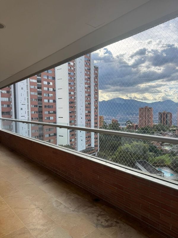 Exclusivo y amplio apartmaento en arriendo cerca al CC El Tesoro - 272 m²