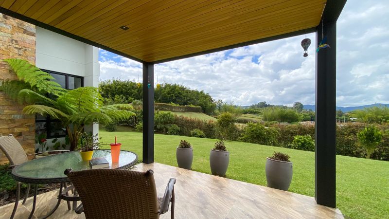 Casa campestre en parcelación cerca al club llanogrande de un sólo nivel