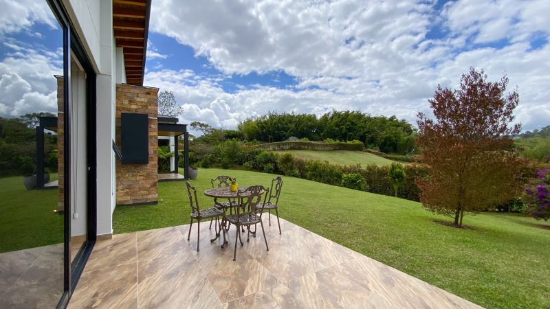 Casa campestre en parcelación cerca al club llanogrande de un sólo nivel