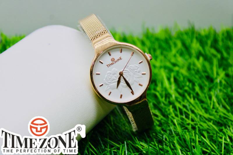 Women Stylish Round Dial Mesh Band Watch