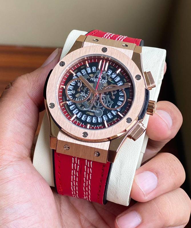 The very essence of the art of the fusion perfectly captured in this Big Bang in steel and fibre strap