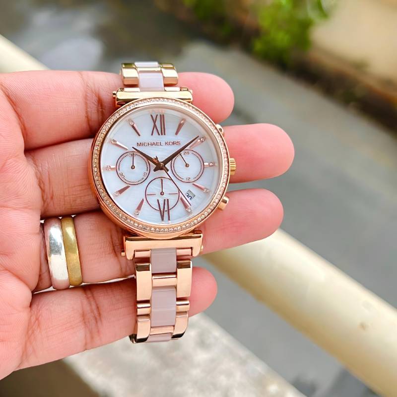 Michael Kors is one of the most
prestigious brands in the watch industry, crafting fashion ring to honor its name providing the epitome of
luxury.