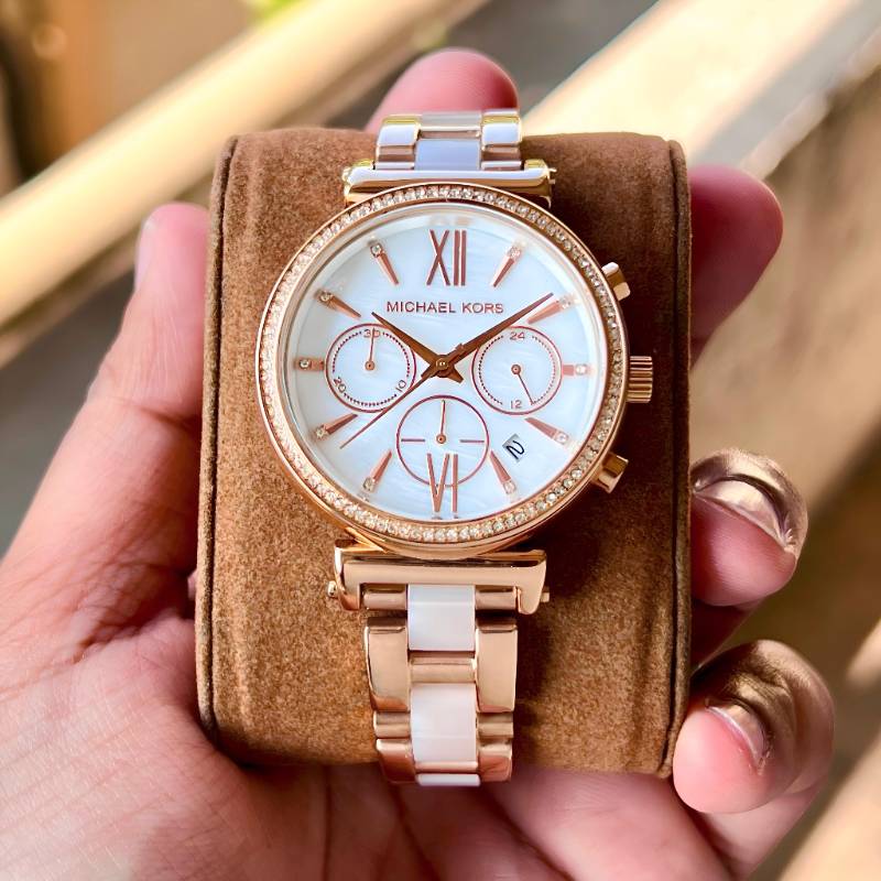 Michael Kors is one of the most

prestigious brands in the watch industry, crafting fashion ring to honor its name providing the epitome of

luxury.