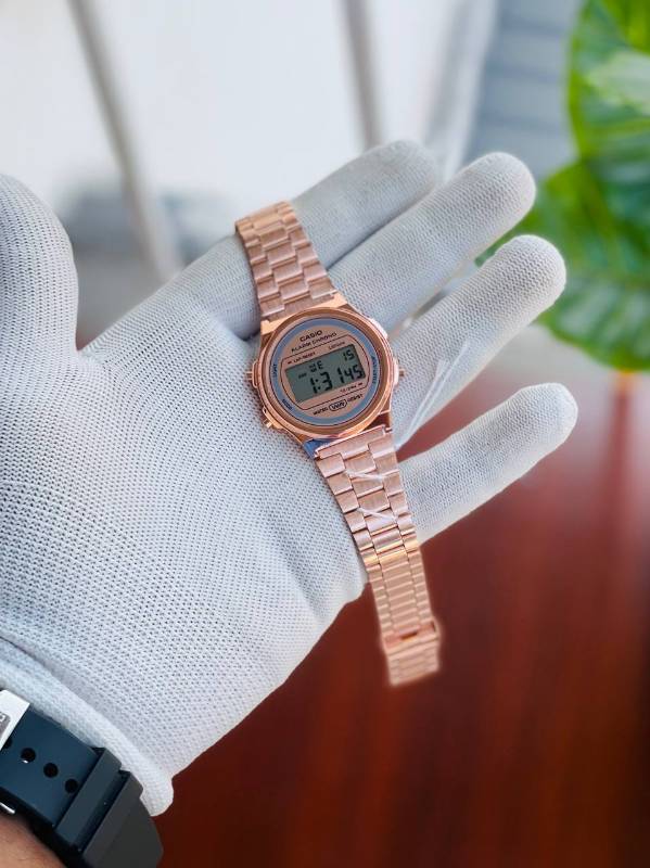 TRENDING MODEL CASIO