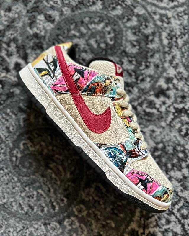 NIKE SB DUNK LOW PARIS