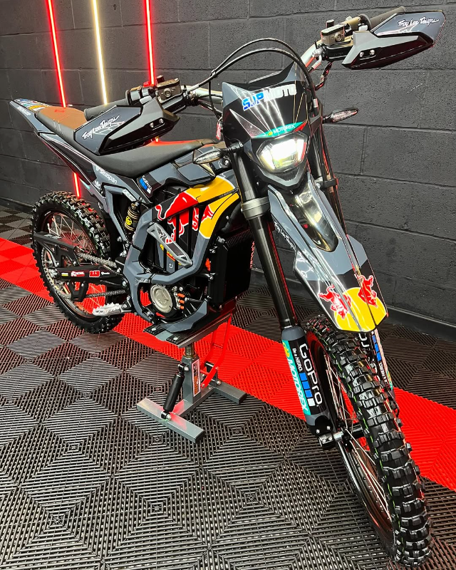 PREMIUM REPLICA - SUR-RON ULTRA BEE RED BULL EDITION