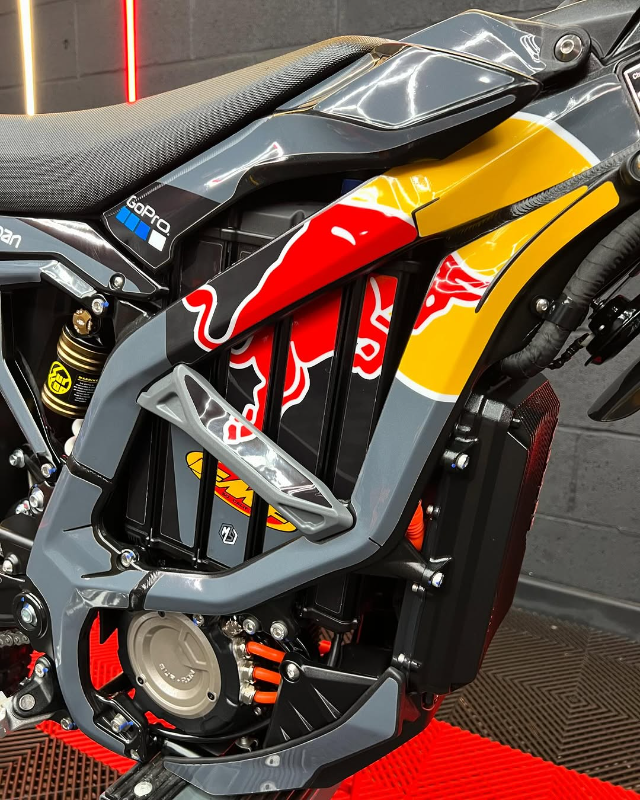 PREMIUM REPLICA - SUR-RON ULTRA BEE RED BULL EDITION