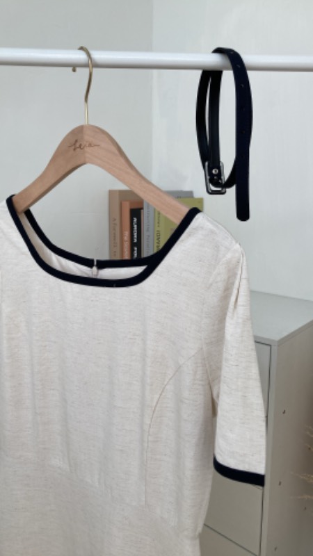 包邊方領及膝連身裙