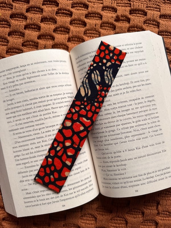 Marque page artisanal, en pagne : rouge