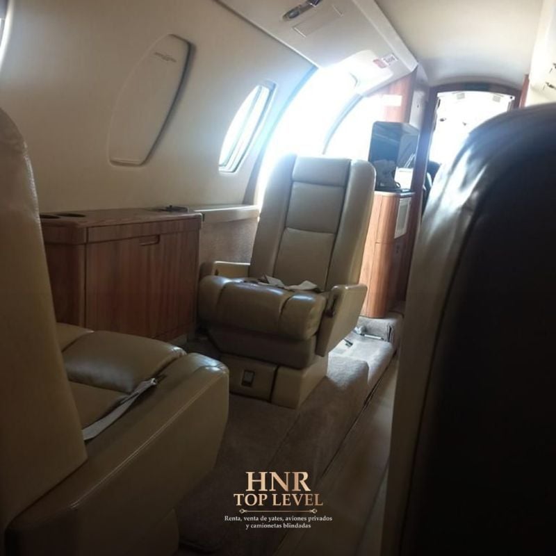 Hawker 700