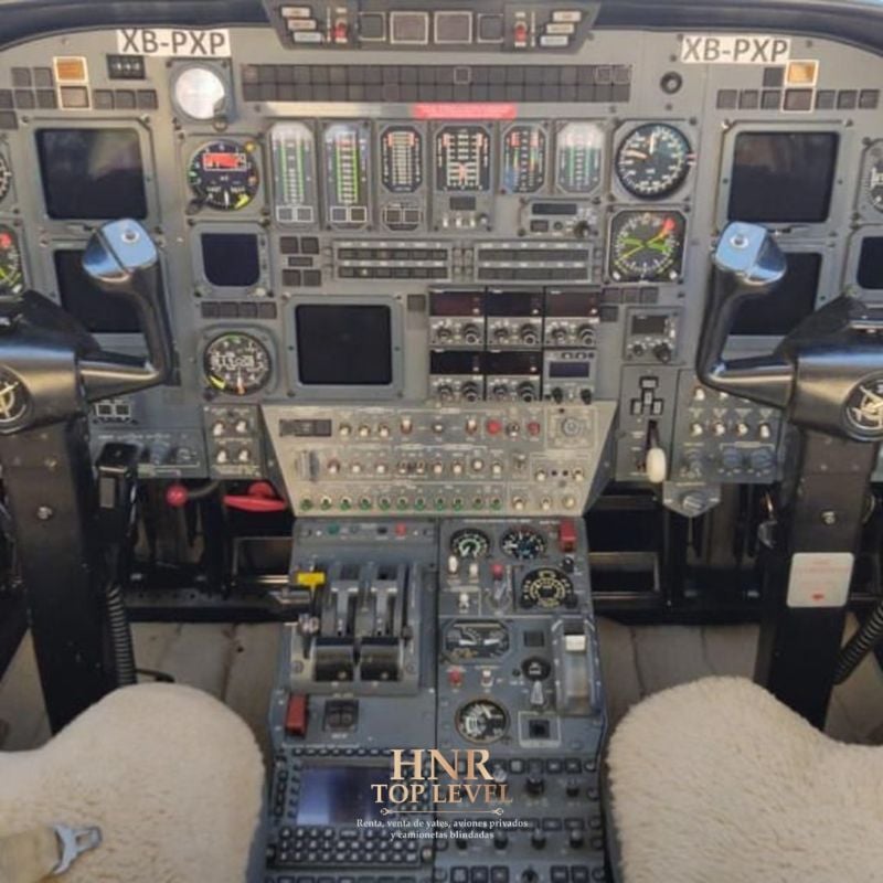 Hawker 700