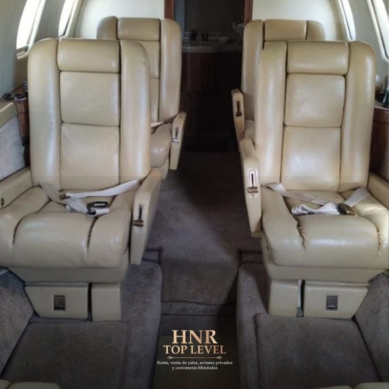 Hawker 700
